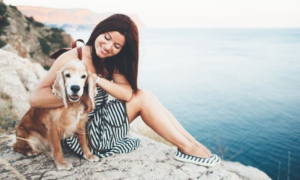 Chien avec une fille à coté de la mer