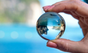 Sphère entre deux doigts