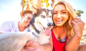 Un couple avec un chien pour le Tourisme Dog-Friendly