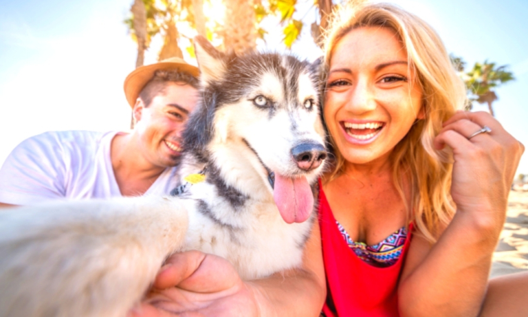 Un couple avec un chien pour le Tourisme Dog-Friendly