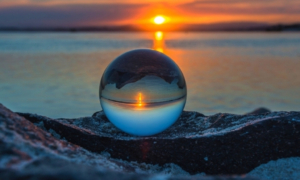 Sphère sur un rocher au coucher du soleil