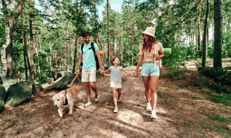 famille avec chien en vacances