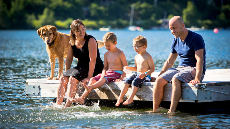 chien en vacances avec sa famille - emmenetonchien.com