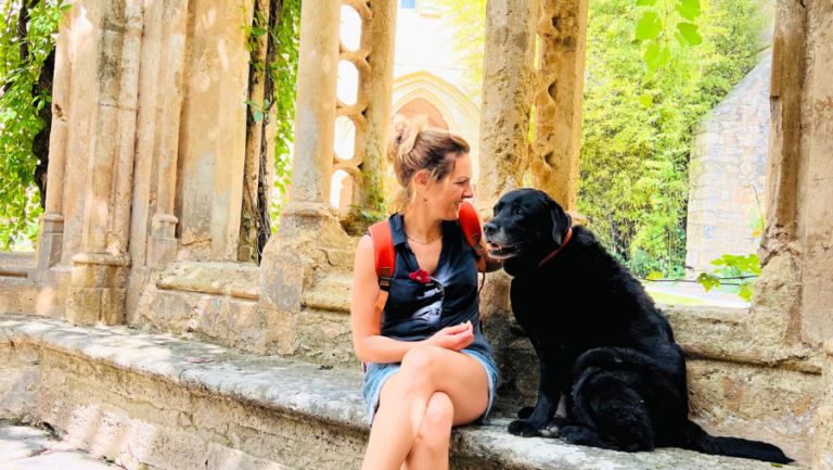 visite abbaye valmagne avec un chien